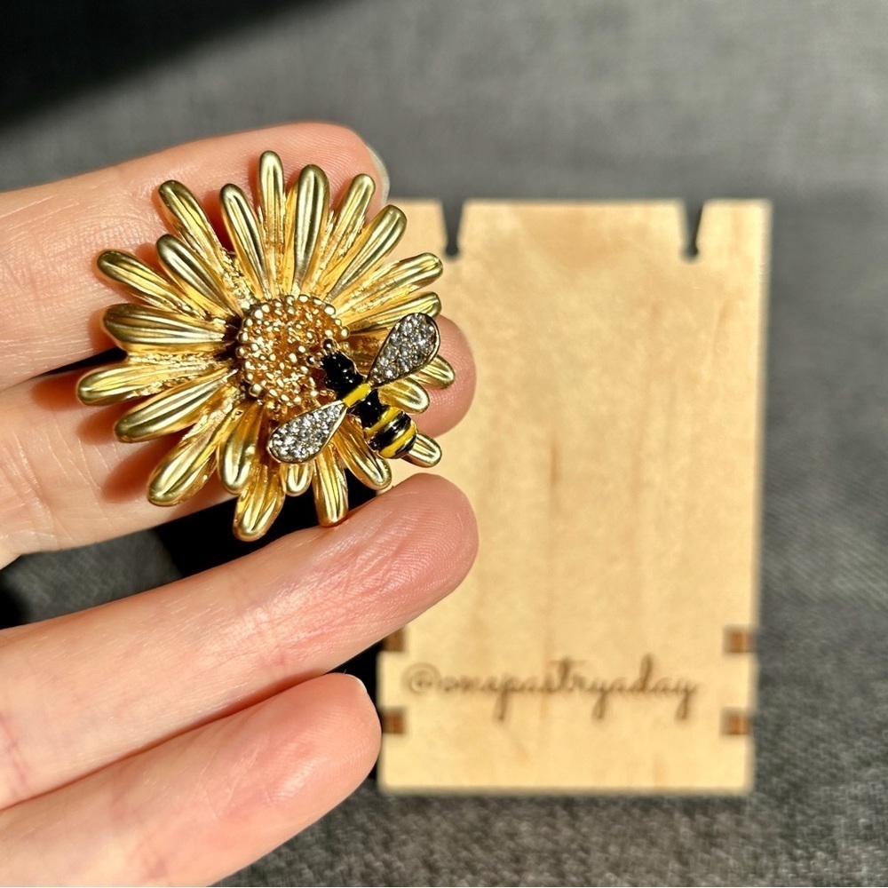 Sunflower + Bee Rhinestone Fashion Brooch, Pin, Bling, Sparkly, Gold, Black - Picture 5 of 16